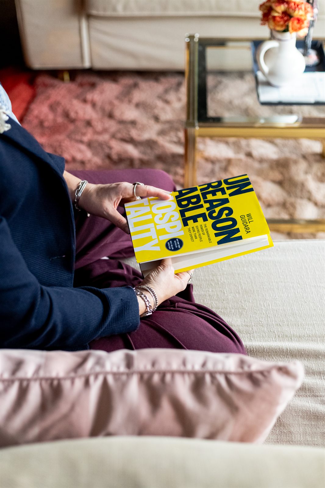 Elianne Alblas met een boek over hospitality in haar handen
